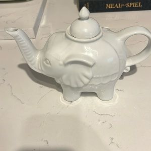 Cordon bleu elephant tea pot